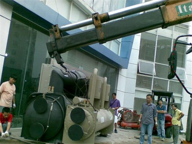 卫东区随车吊和汽车吊的核心区别是什么？哪种更省钱？